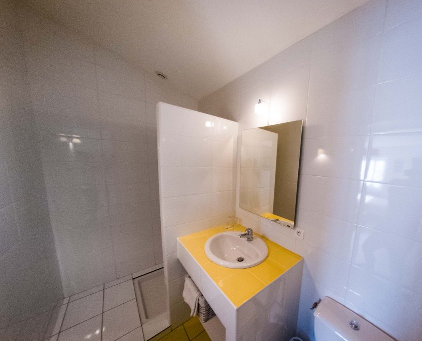 salle-de-bain-chambre-hotes-saint-medard-en-jalles-theme-jaune